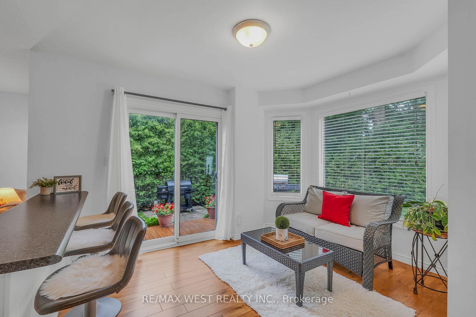 203 Elizabeth Crescent photo 12