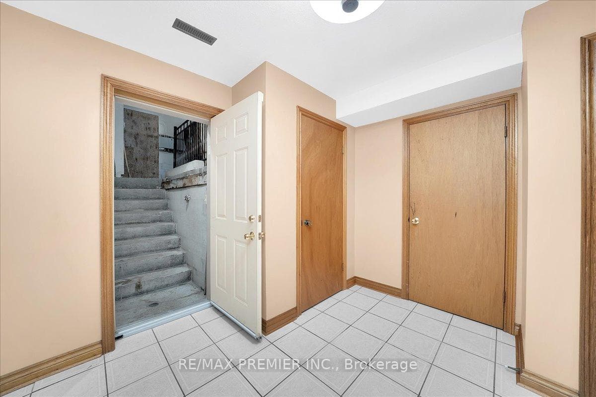 100 Hallsport Crescent photo 34
