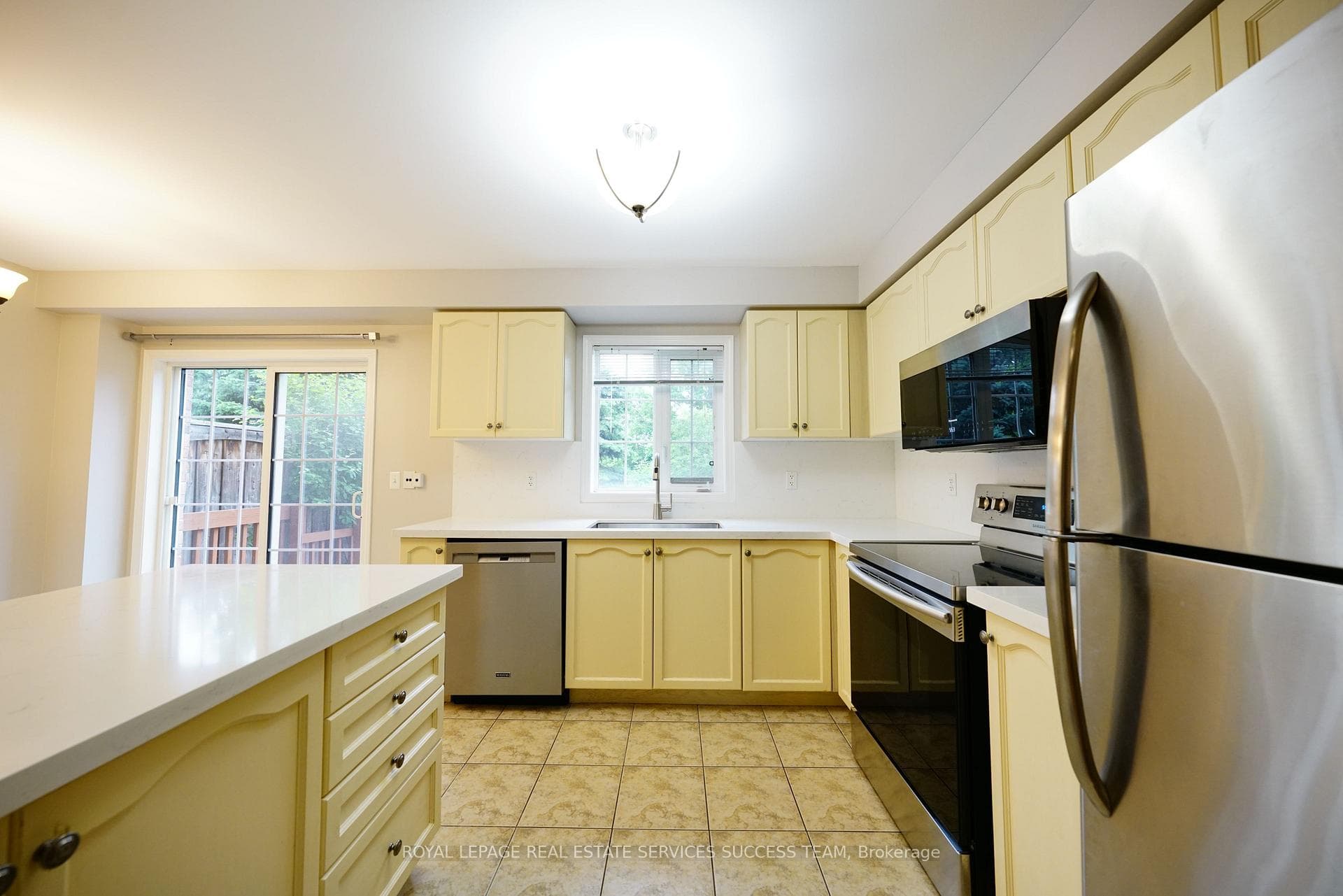 348 Bussel Crescent photo 9
