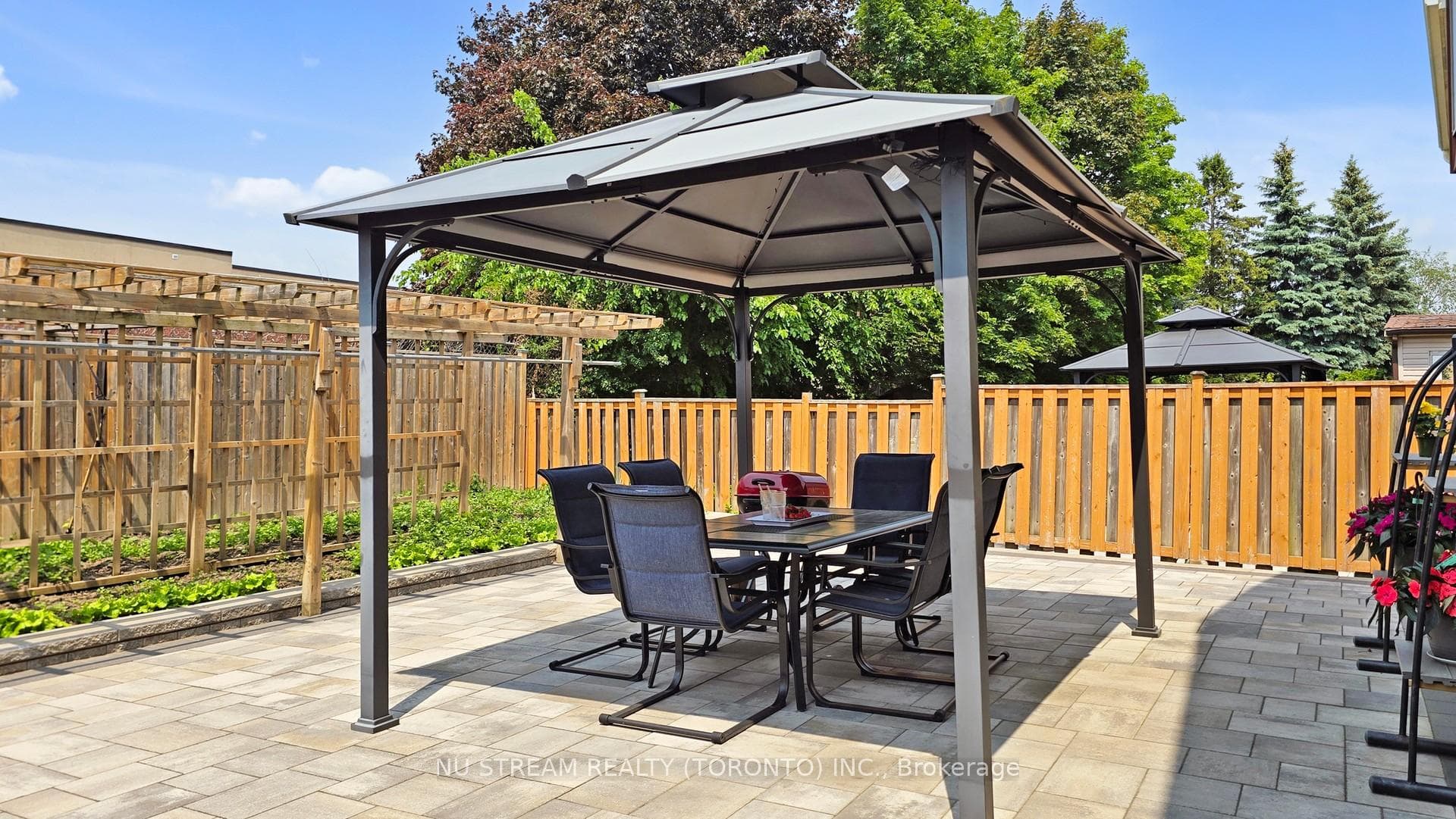 16 Caronia Square photo 43