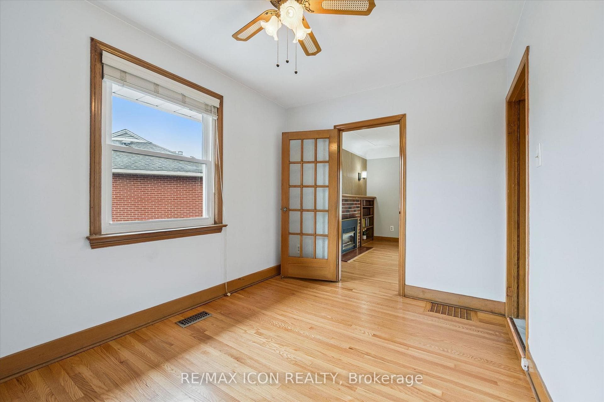 543 Philip Crescent photo 11