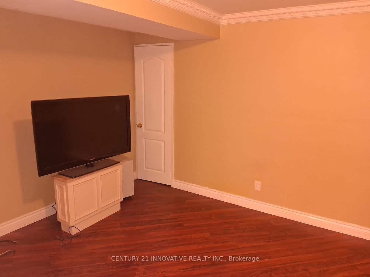 54 Muscat Crescent Unit Bsmt photo 7