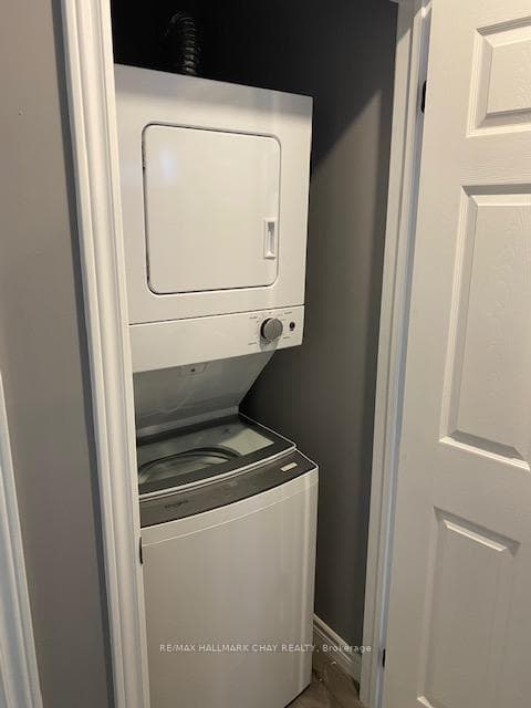 Coach House - 2 Bedrooms, 1 Bath, Kitchen, Laundry