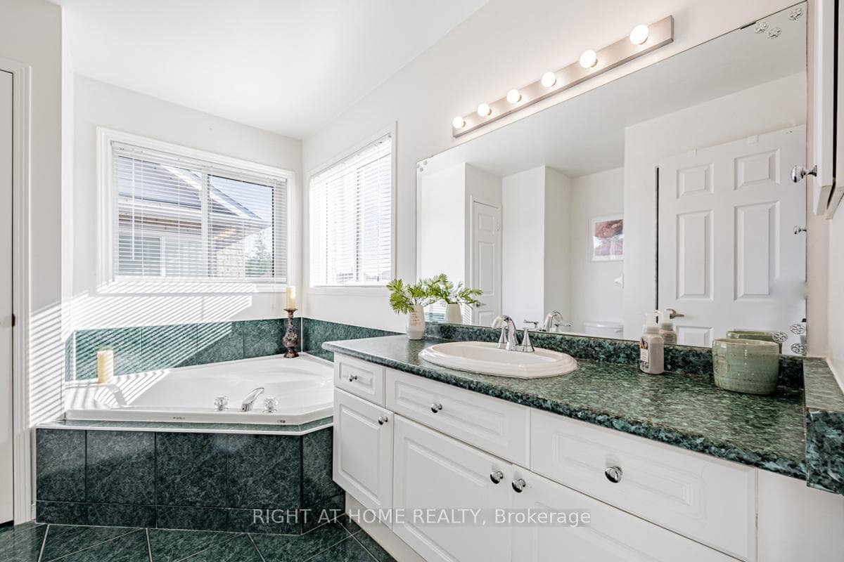 1448 Sandhurst Crescent photo 24