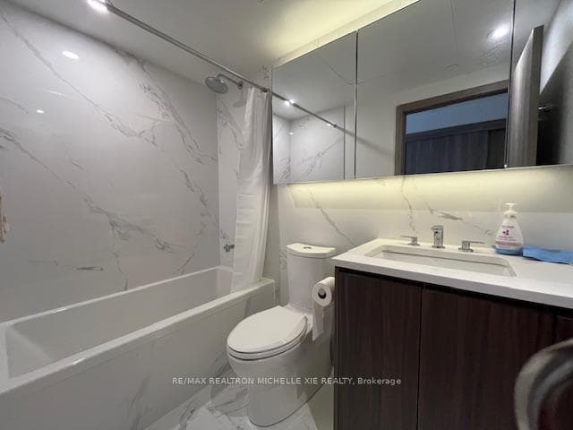 27 McMahon Drive Unit 2010 photo 7