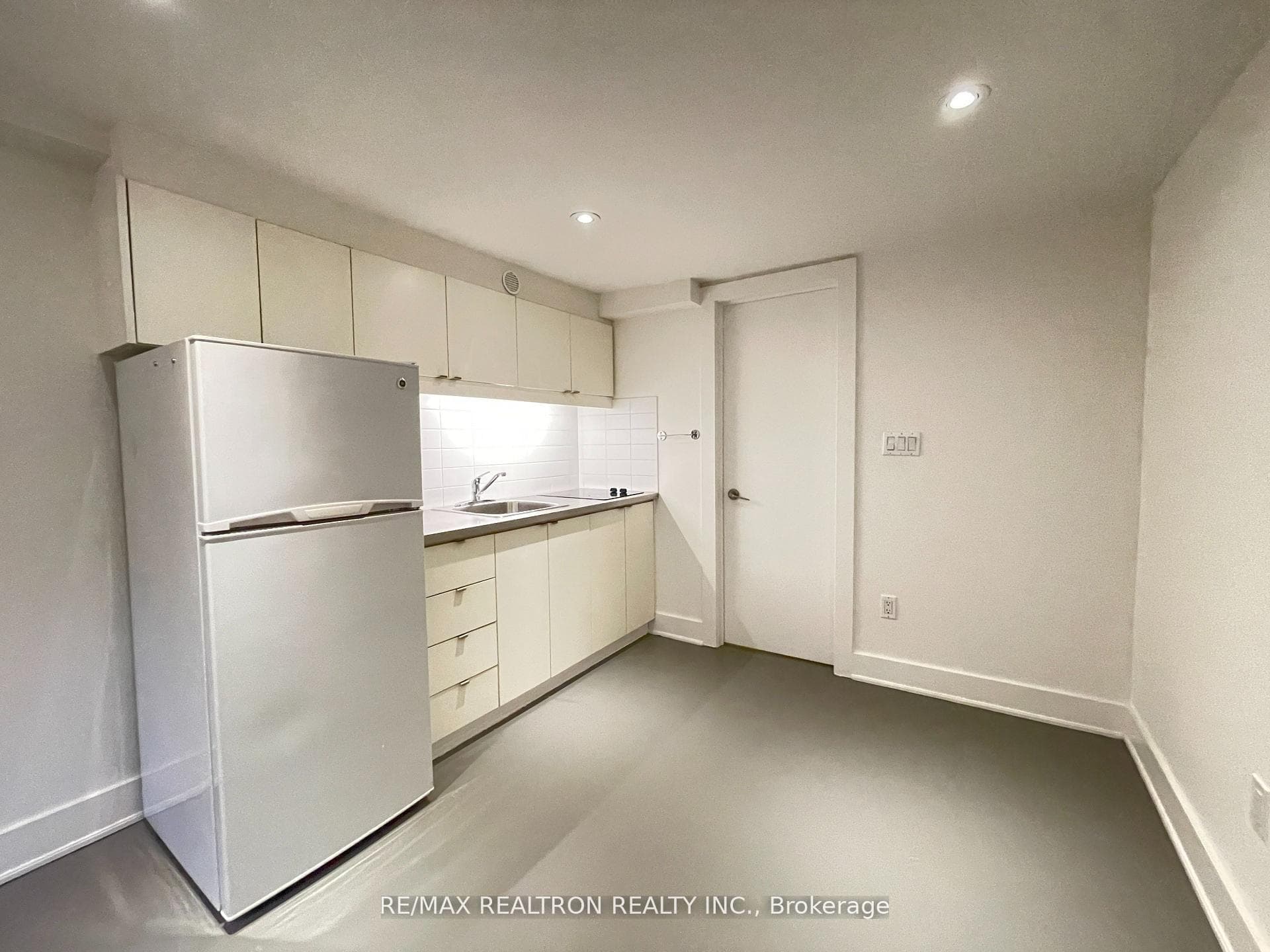 564 Delaware Avenue Unit Lower photo 4