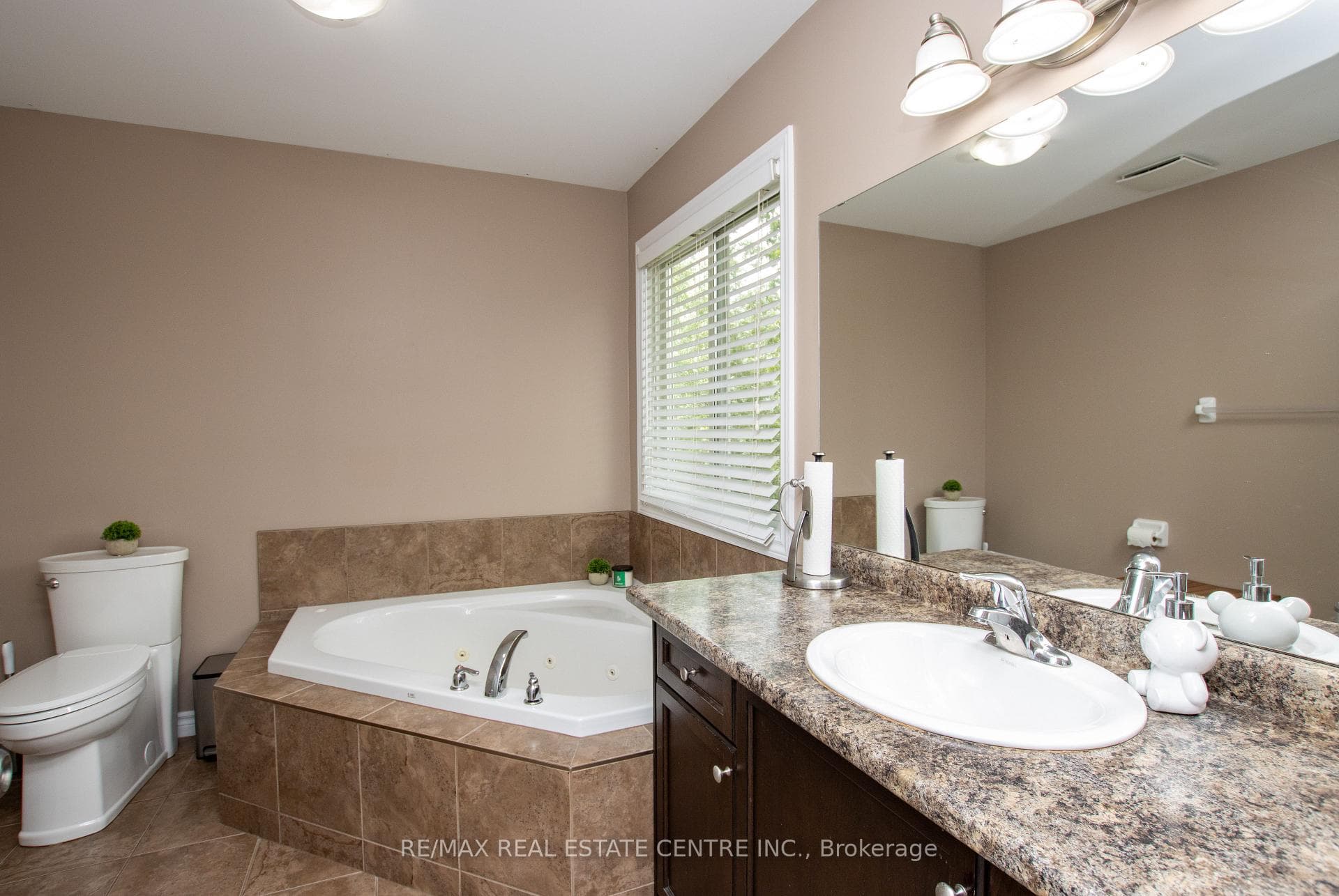 2878 Devon Road photo 18