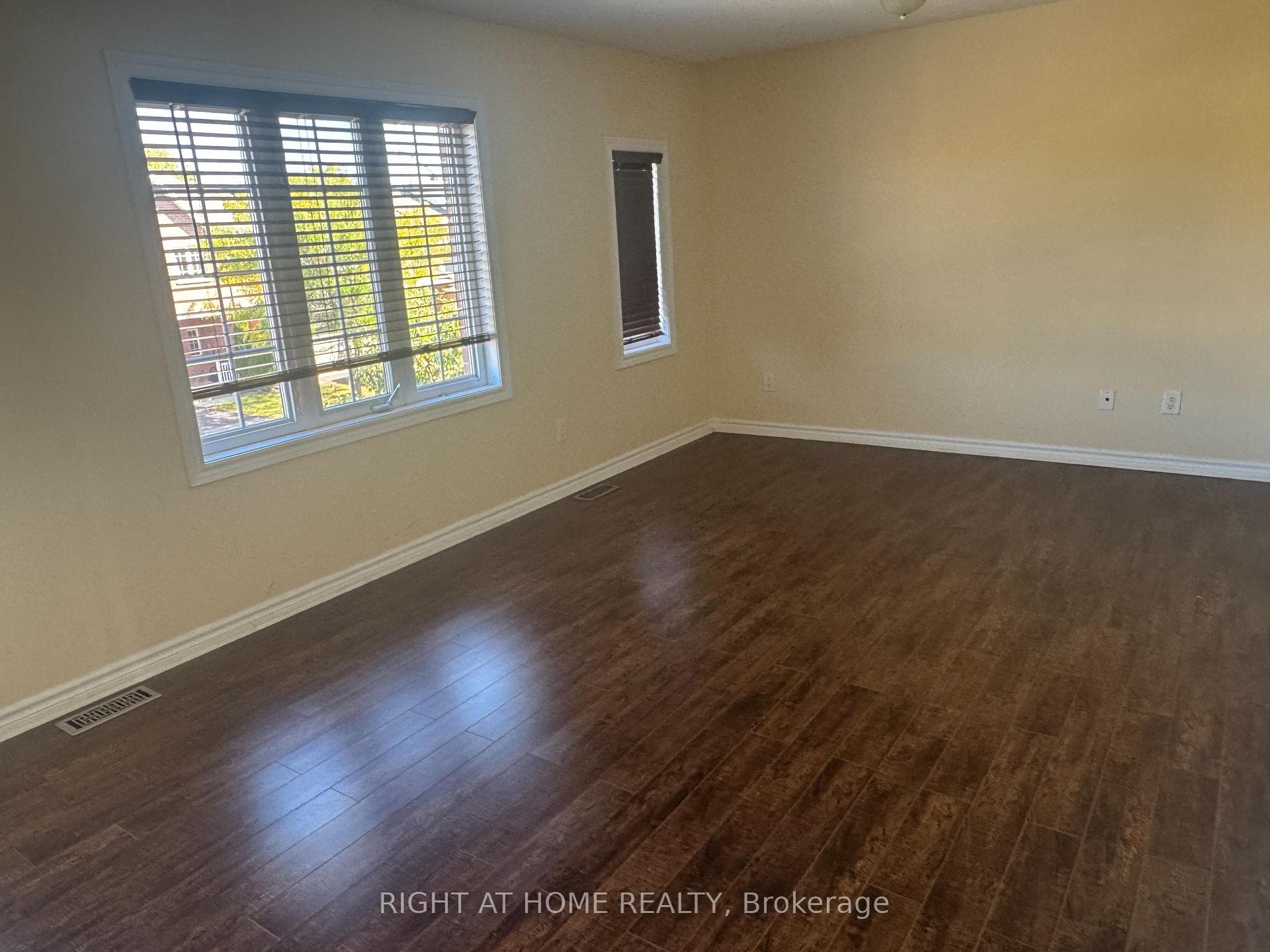 253 WAYMARK Crescent photo 18