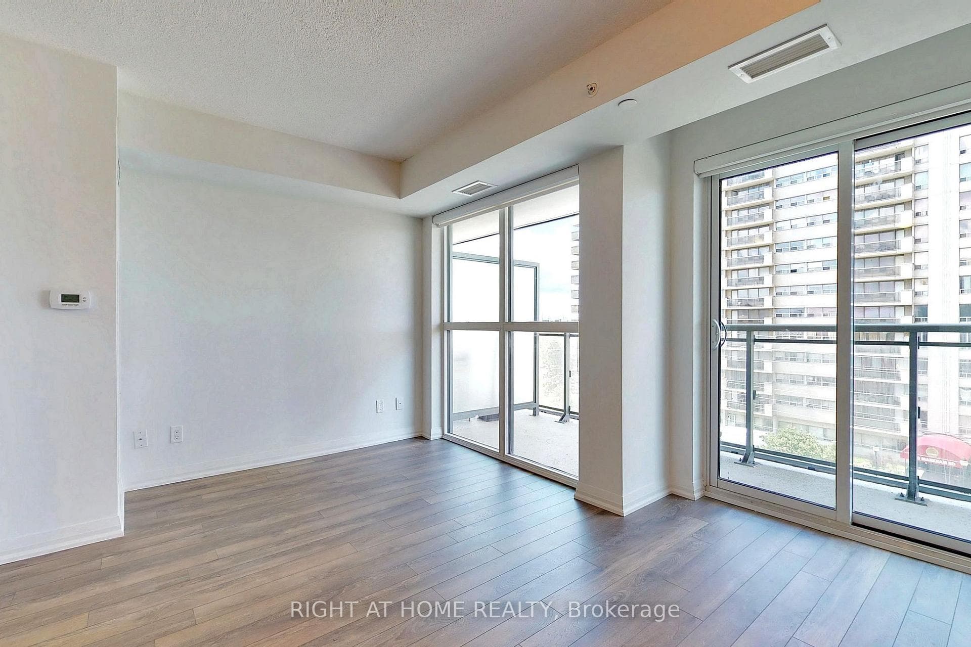 30 Meadowglen Place Unit 802 photo 6