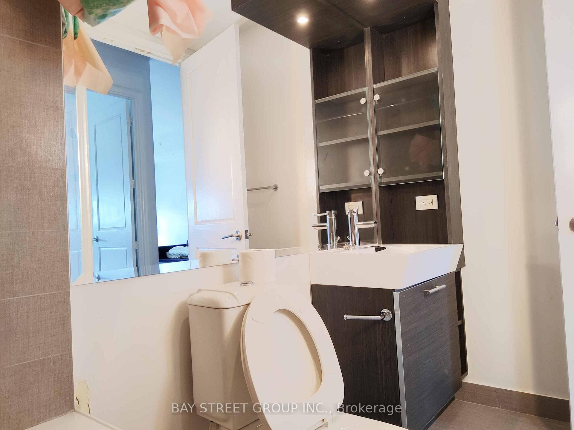 388 Yonge Street Unit 6704 photo 4
