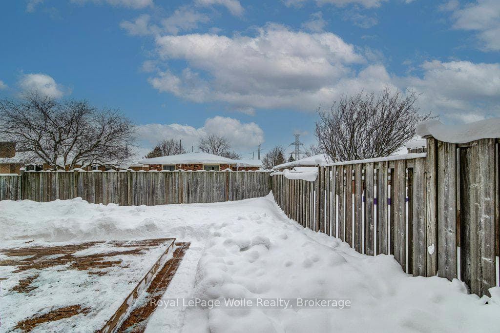84 Walsh Crescent photo 23