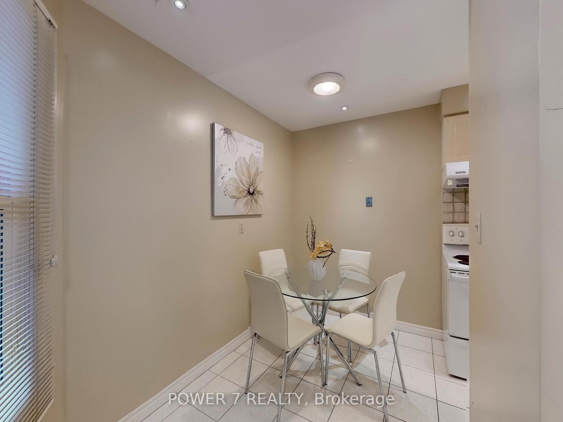 114 SANDYHOOK Square photo 17