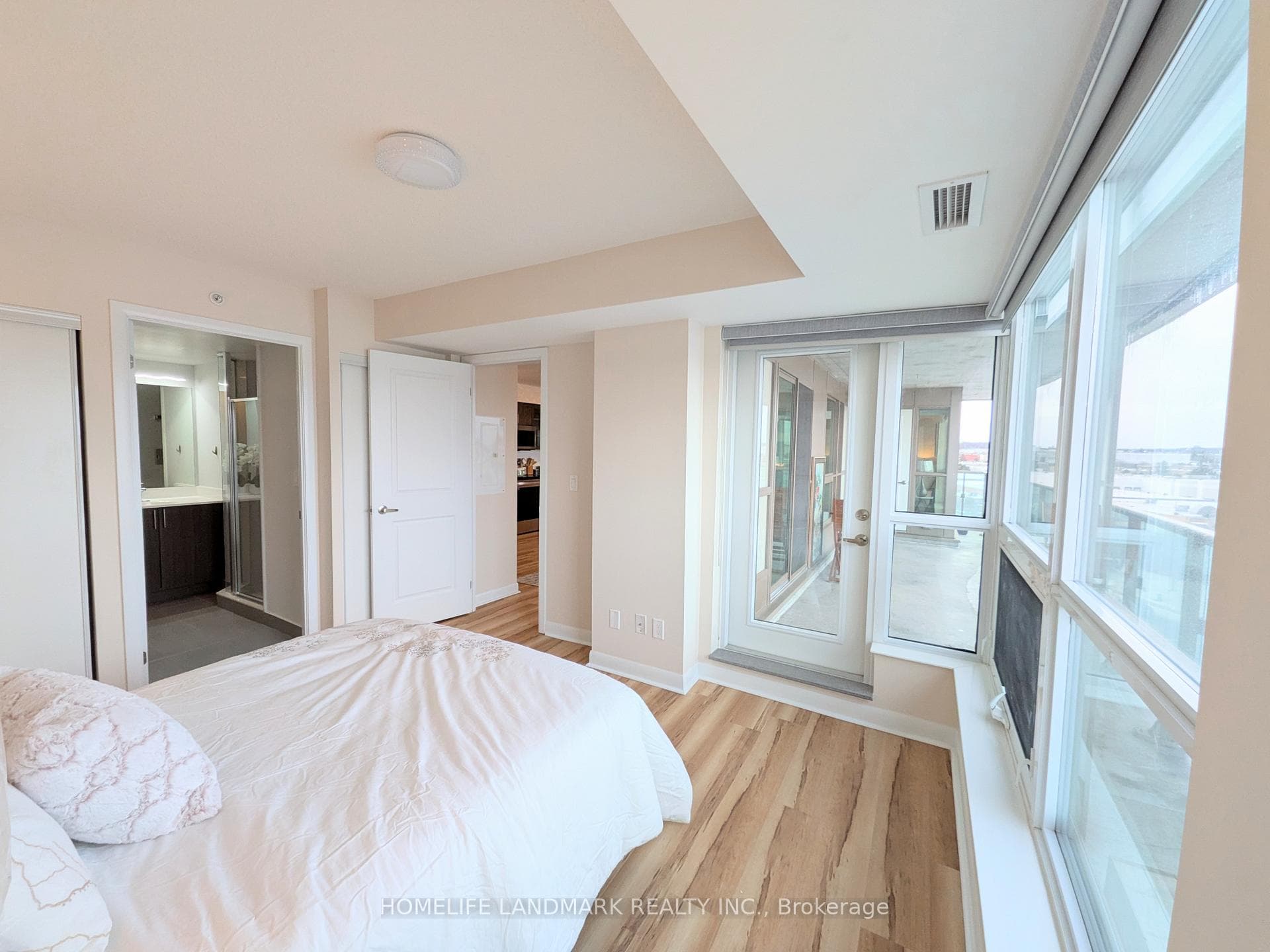75 Norman Bethune Avenue Unit 718 photo 6