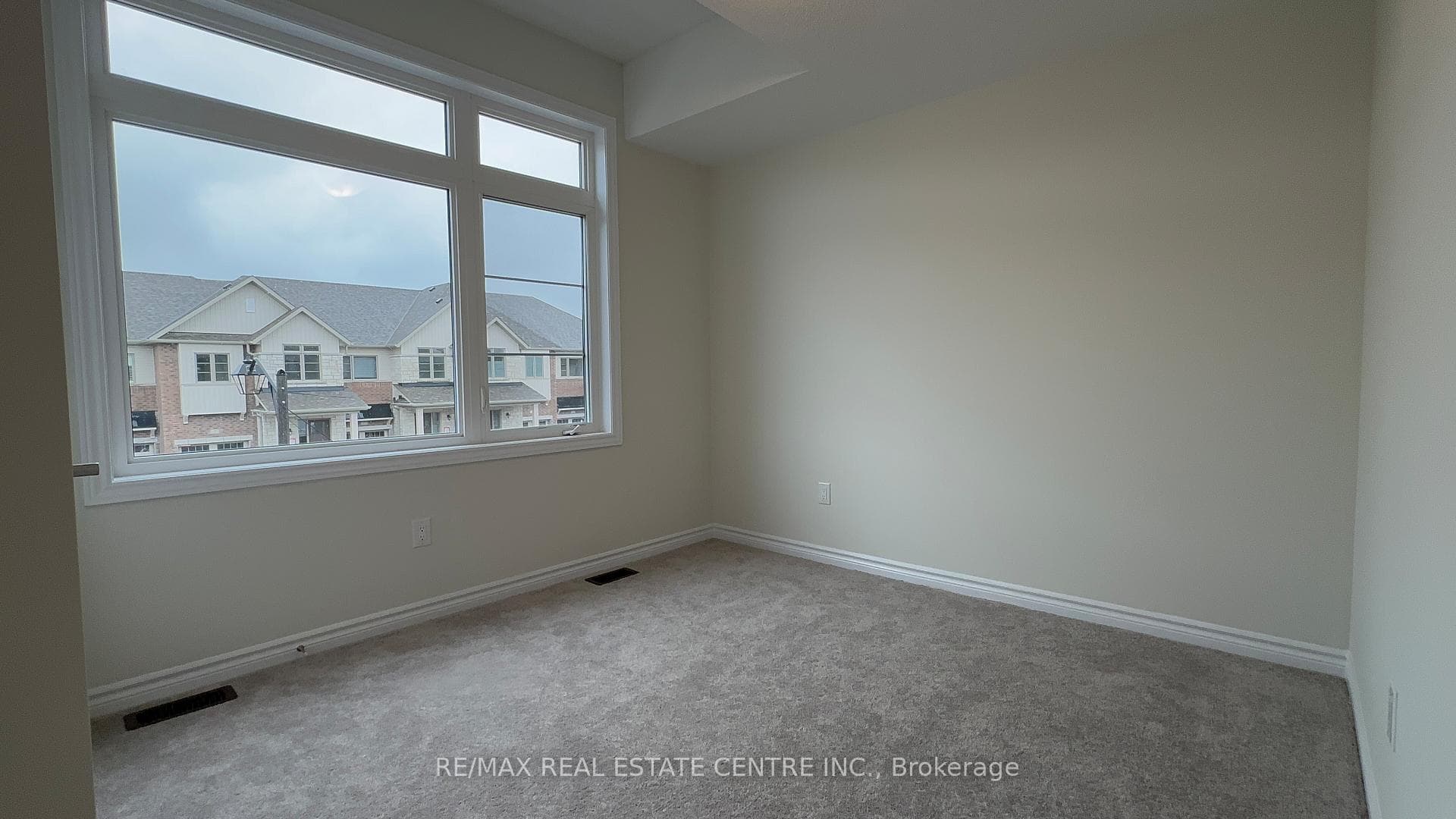 10 Molnar Crescent photo 27
