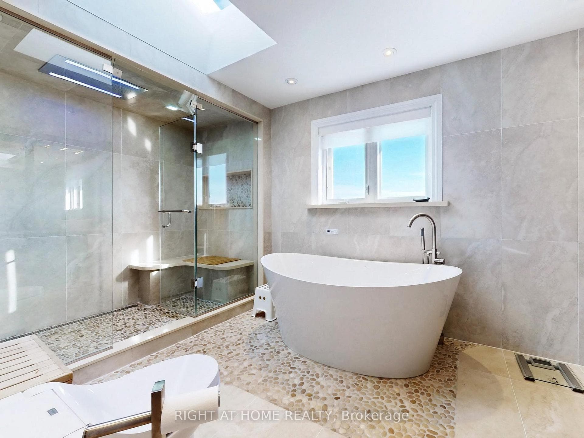 131 Pemberton Road photo 24