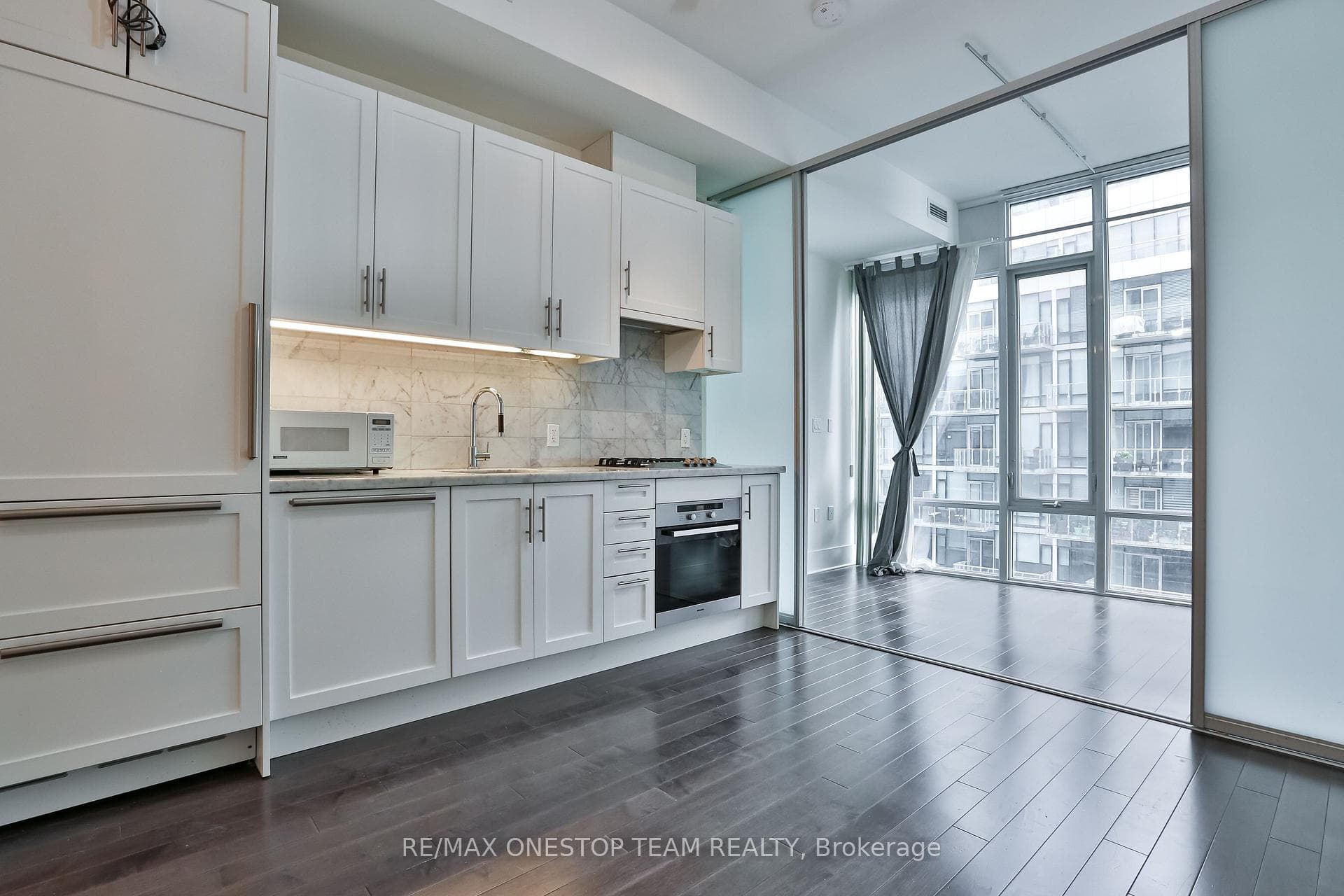 29 Queens Quay Unit 819 photo 1