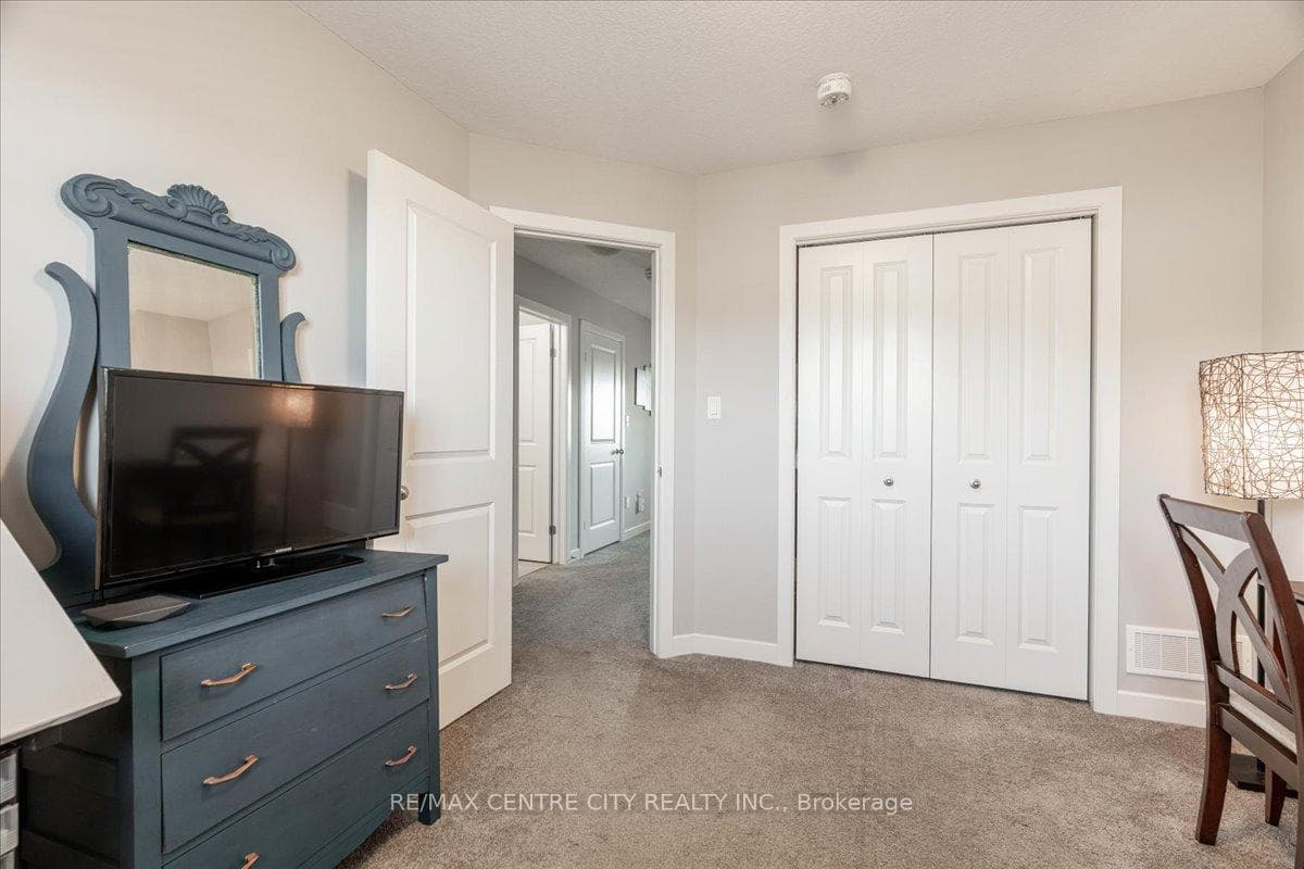 9 Empire Parkway photo 31