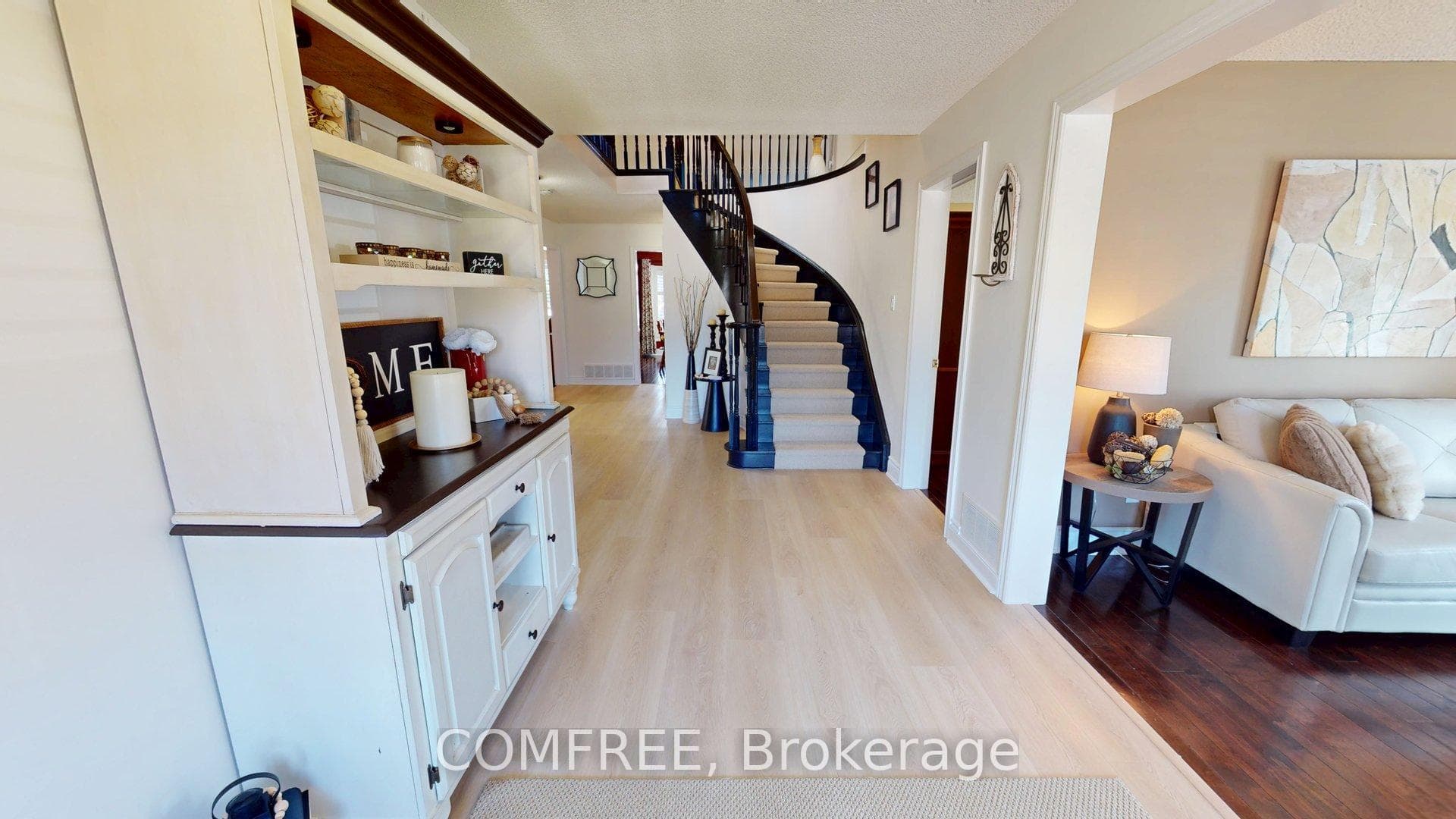 39 Falcon Court photo 2