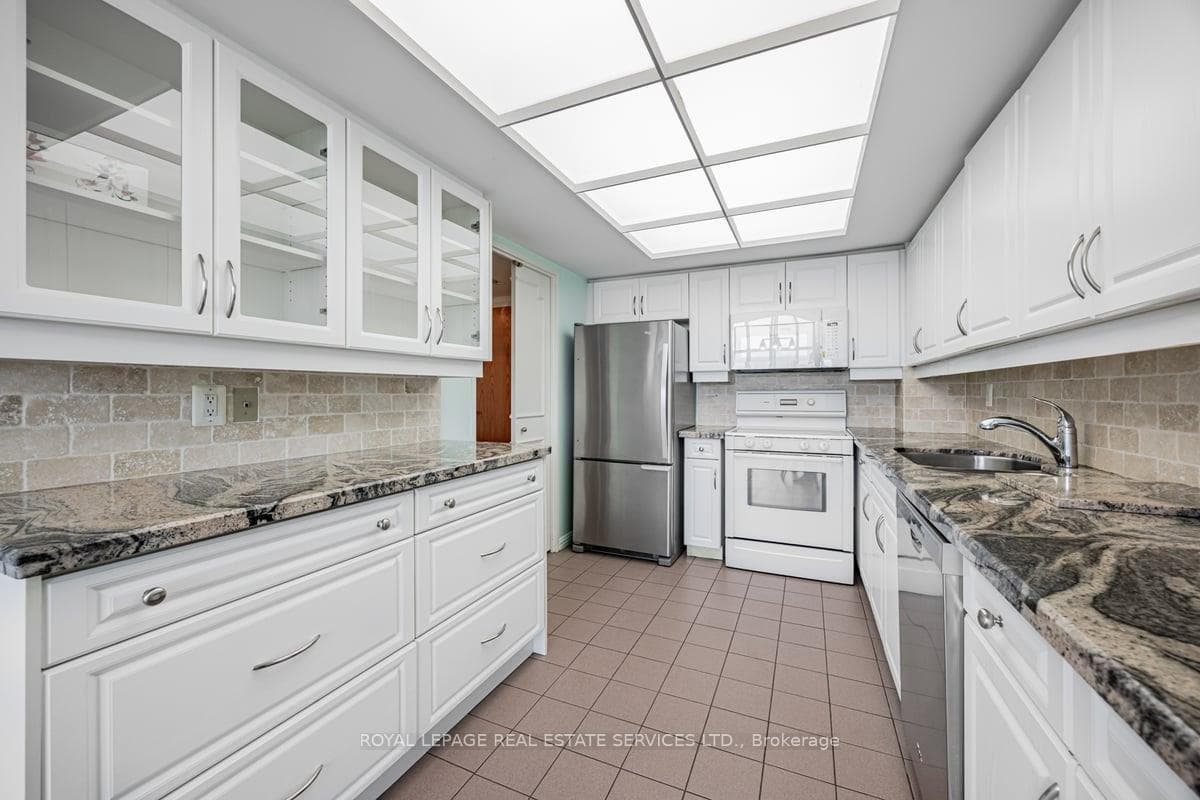 900 Yonge Street Unit 1403 photo 23