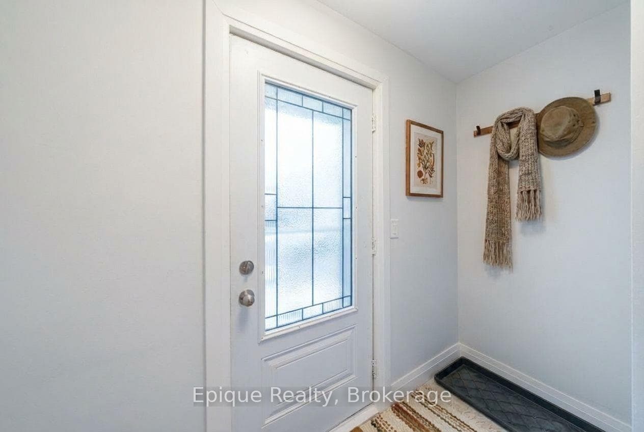 Front Entry - Ai virtual Staging