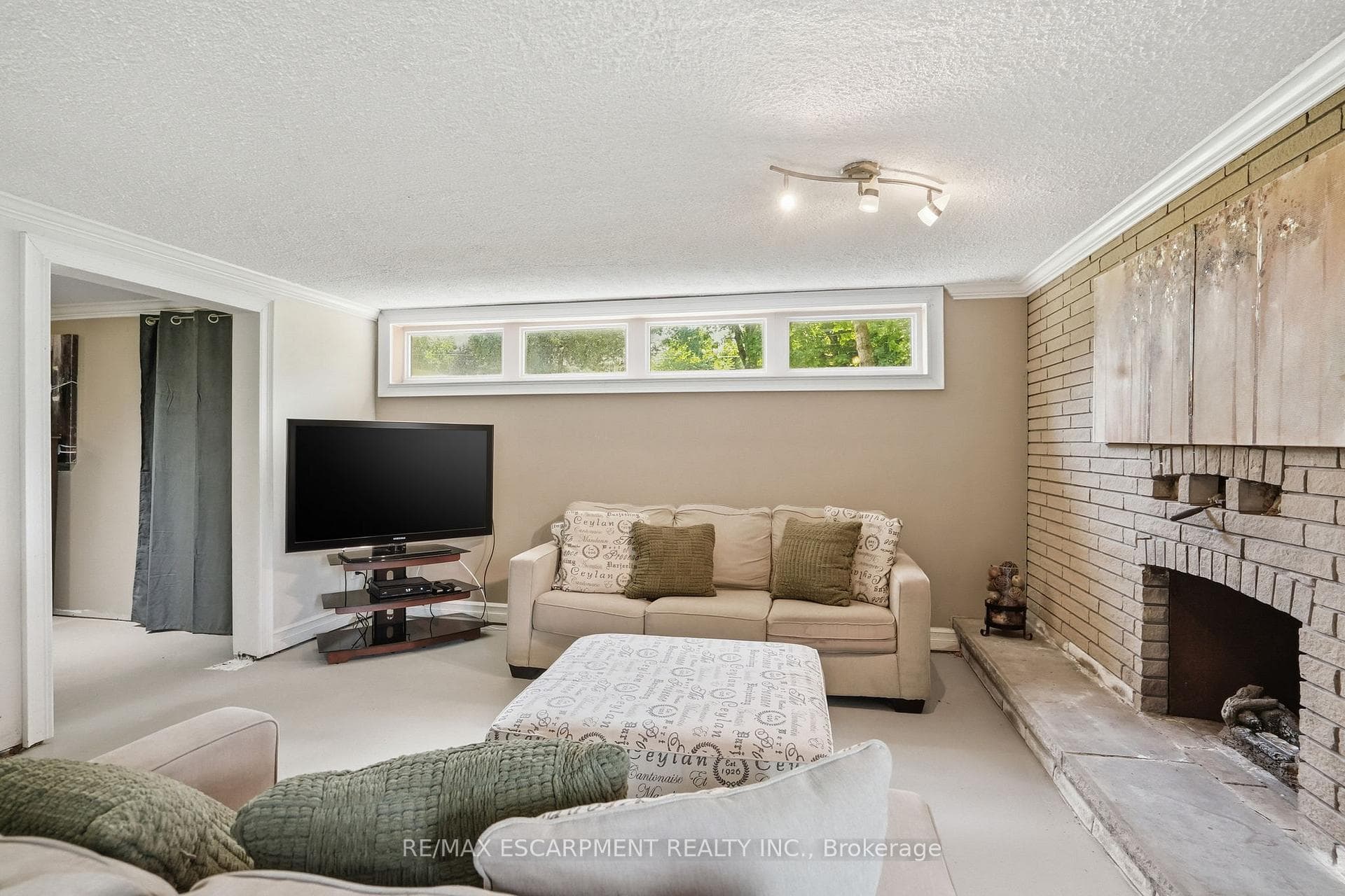 318 Freelton Road photo 28