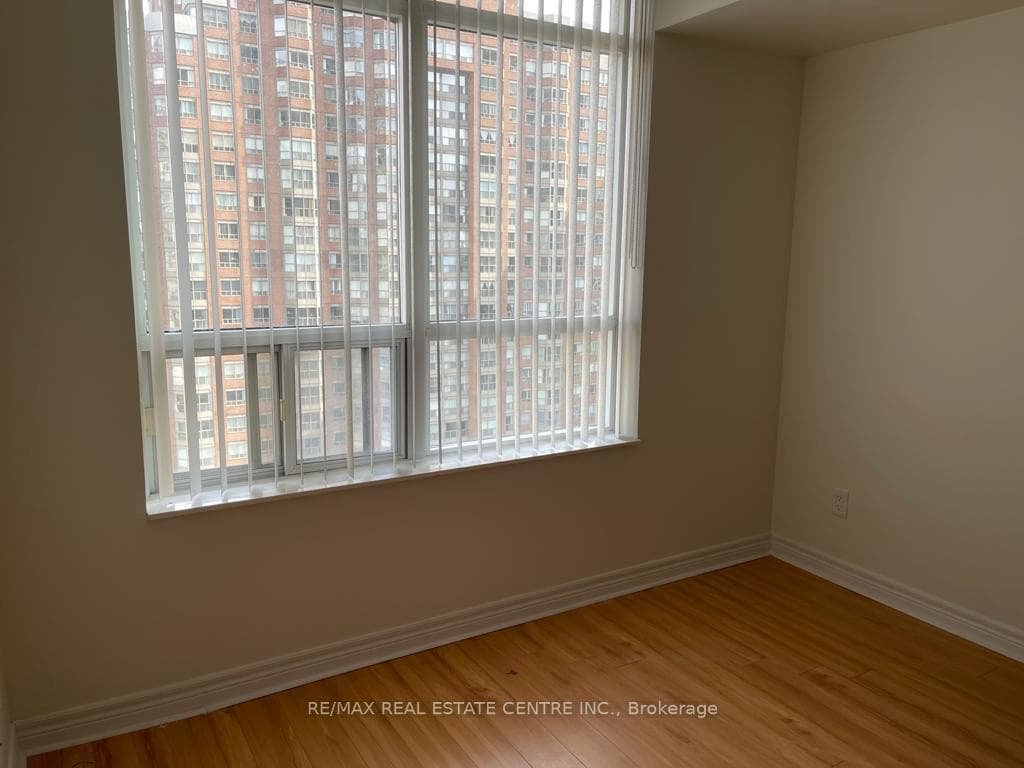 310 Burnhamthorpe Road Unit 1406 photo 14