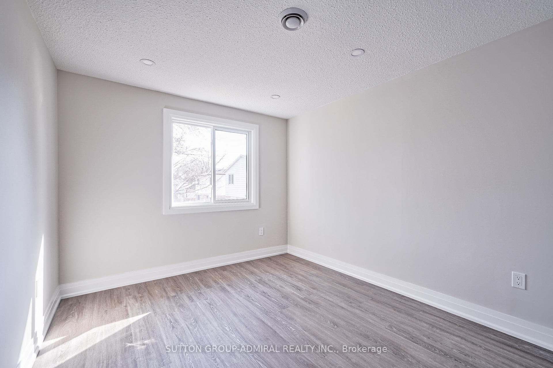 525 Cody Crescent photo 15