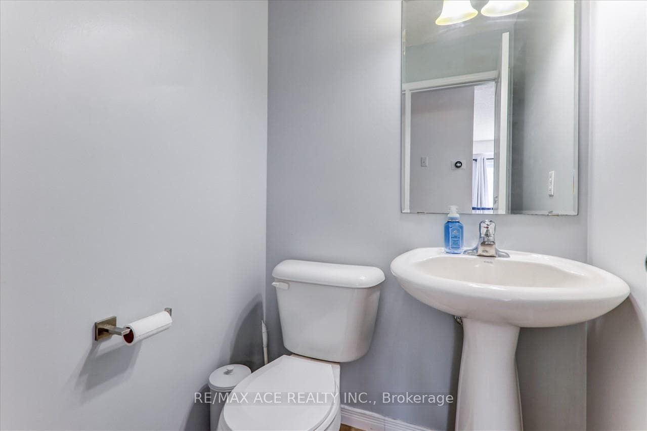 284 Sophia Crescent photo 13
