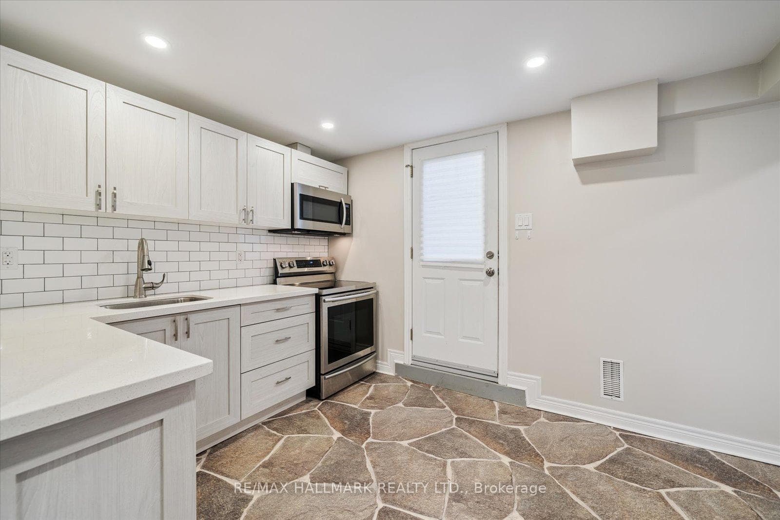 118 Wheeler Crescent photo 33