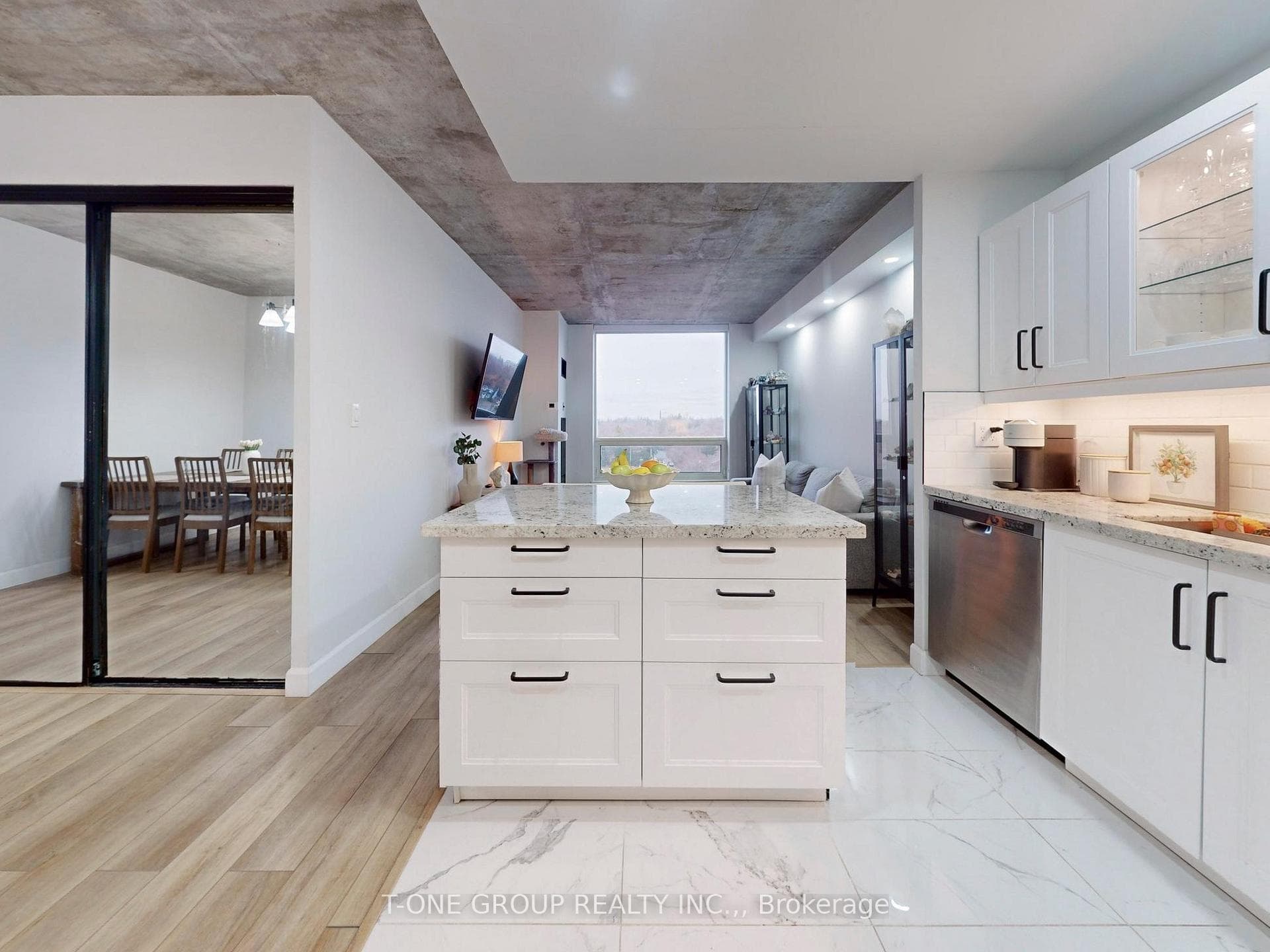 326 Major Mackenzie Drive Unit 823 photo 7