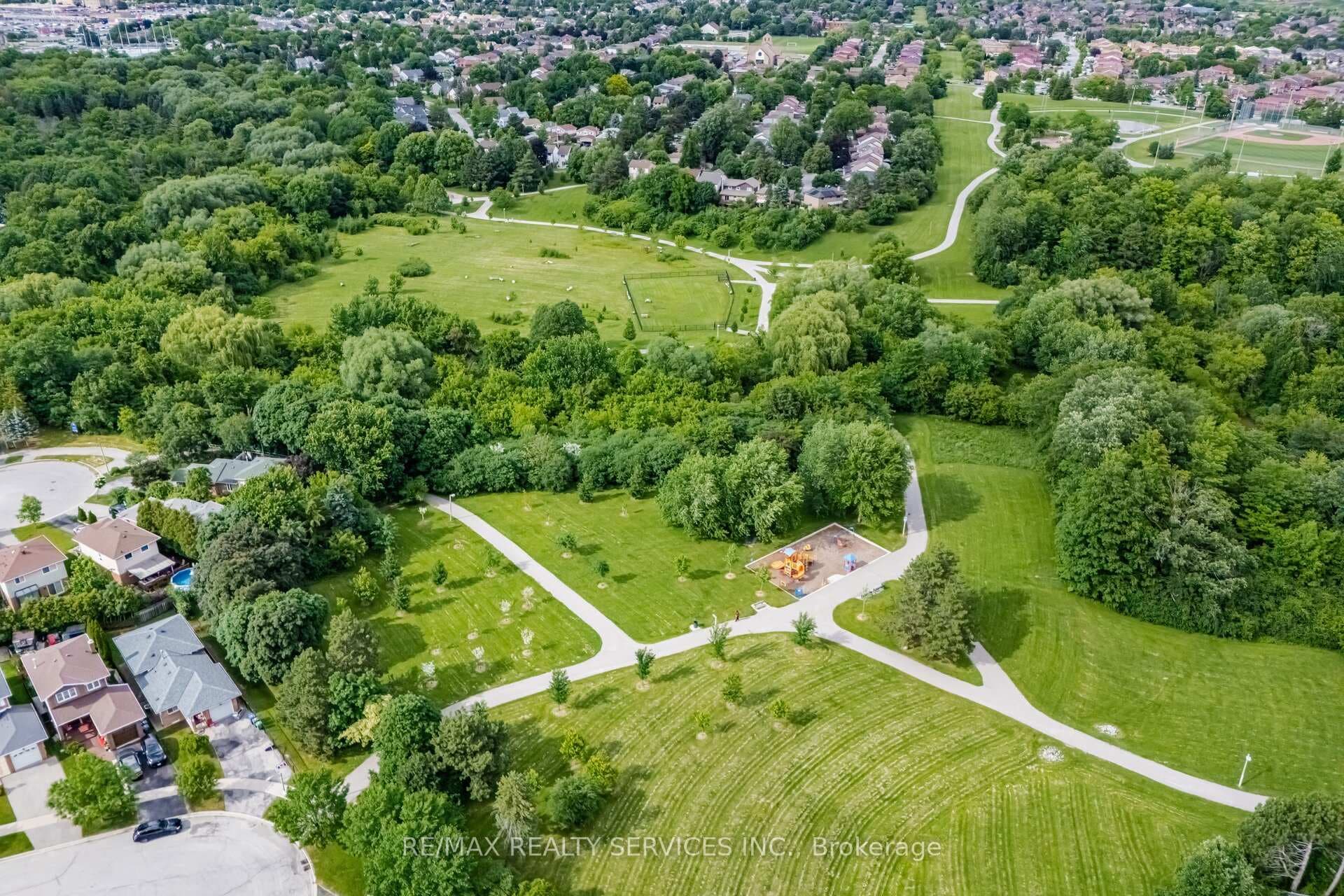 38 Furrows End photo 49