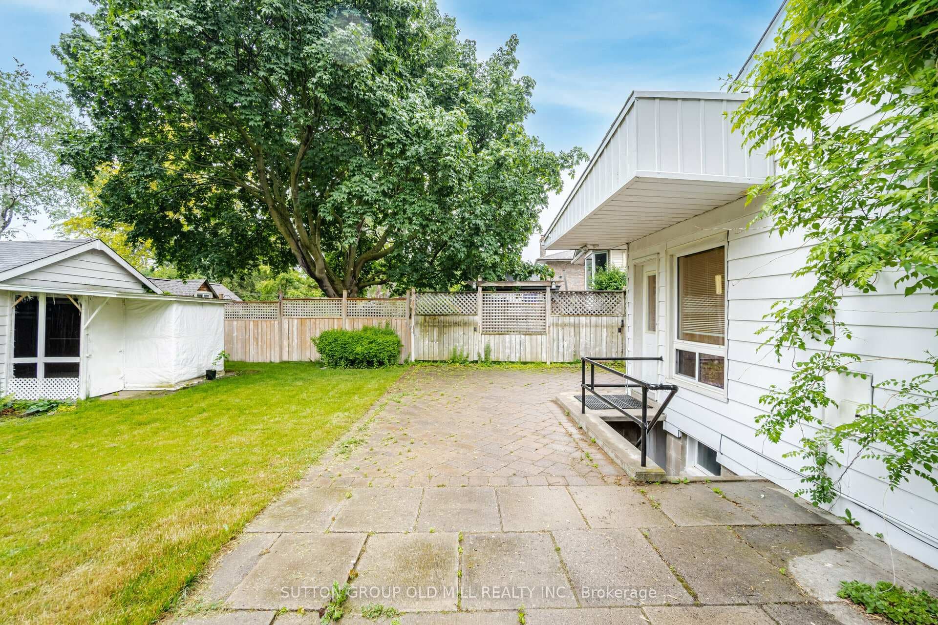 262 Mineola Road photo 3