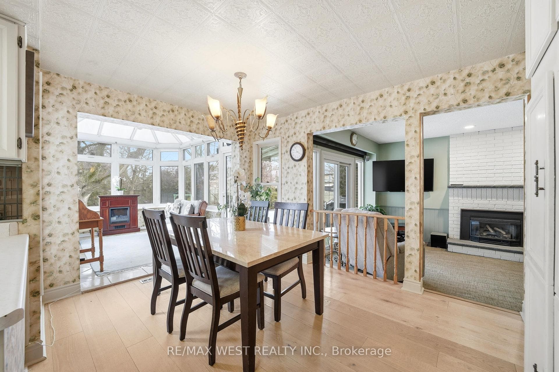 690 Robertson Crescent photo 7
