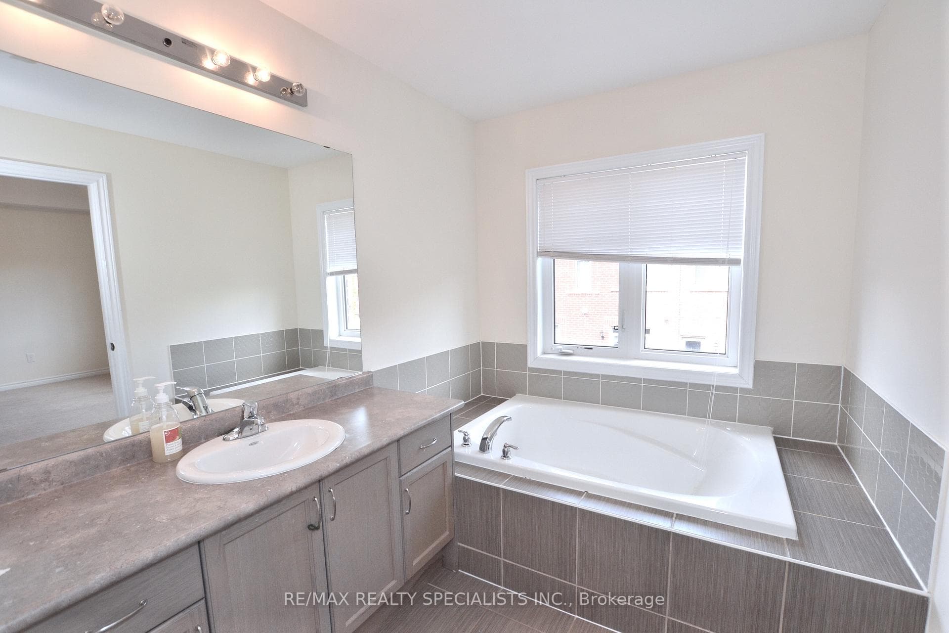 1520 Haws Crescent photo 7