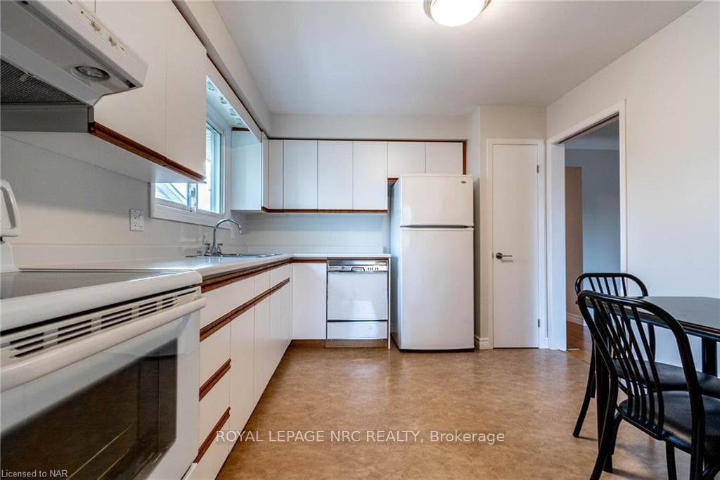 104 GLENAYR Place photo 17
