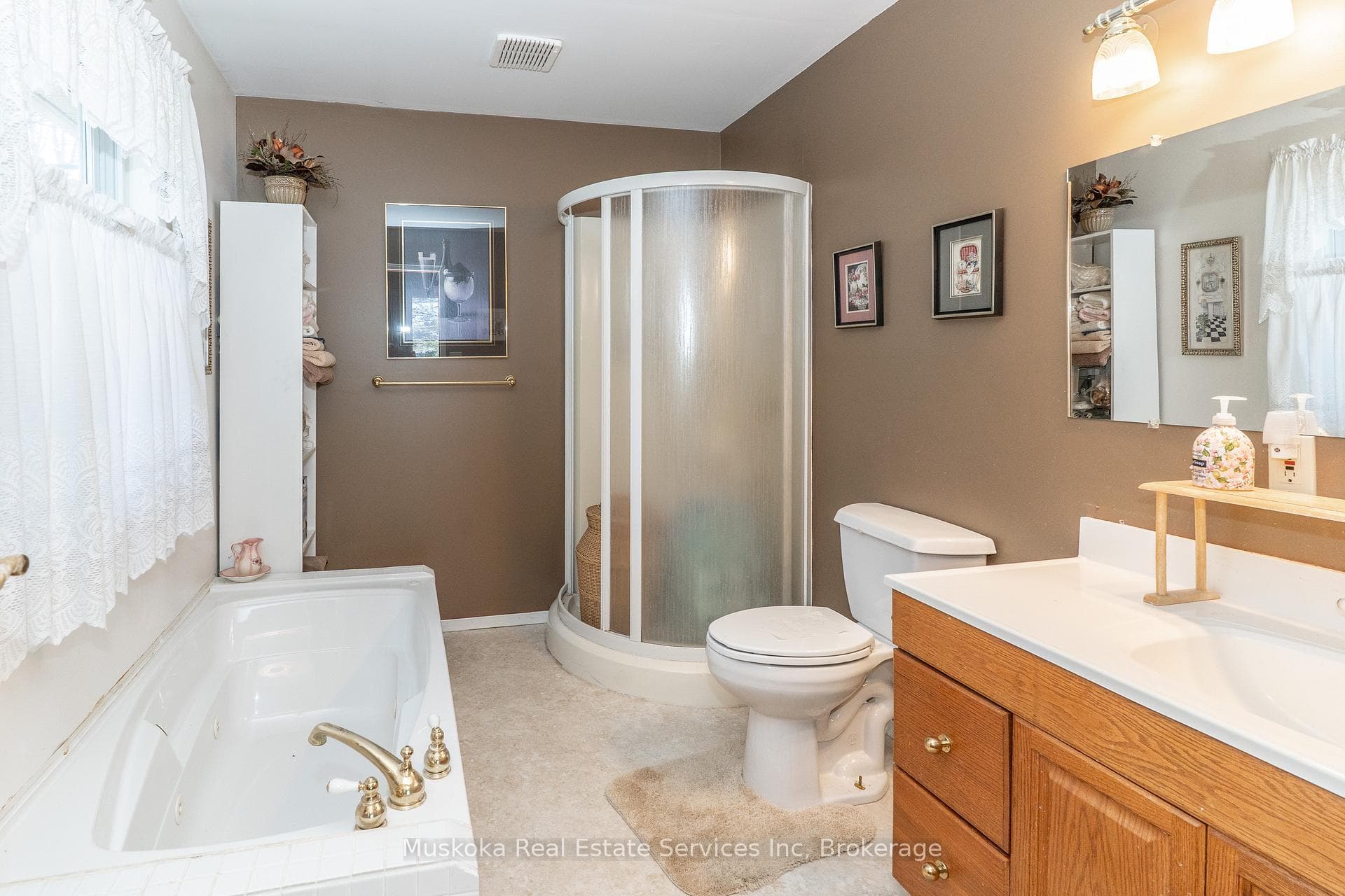 Ensuite with shower and tub.