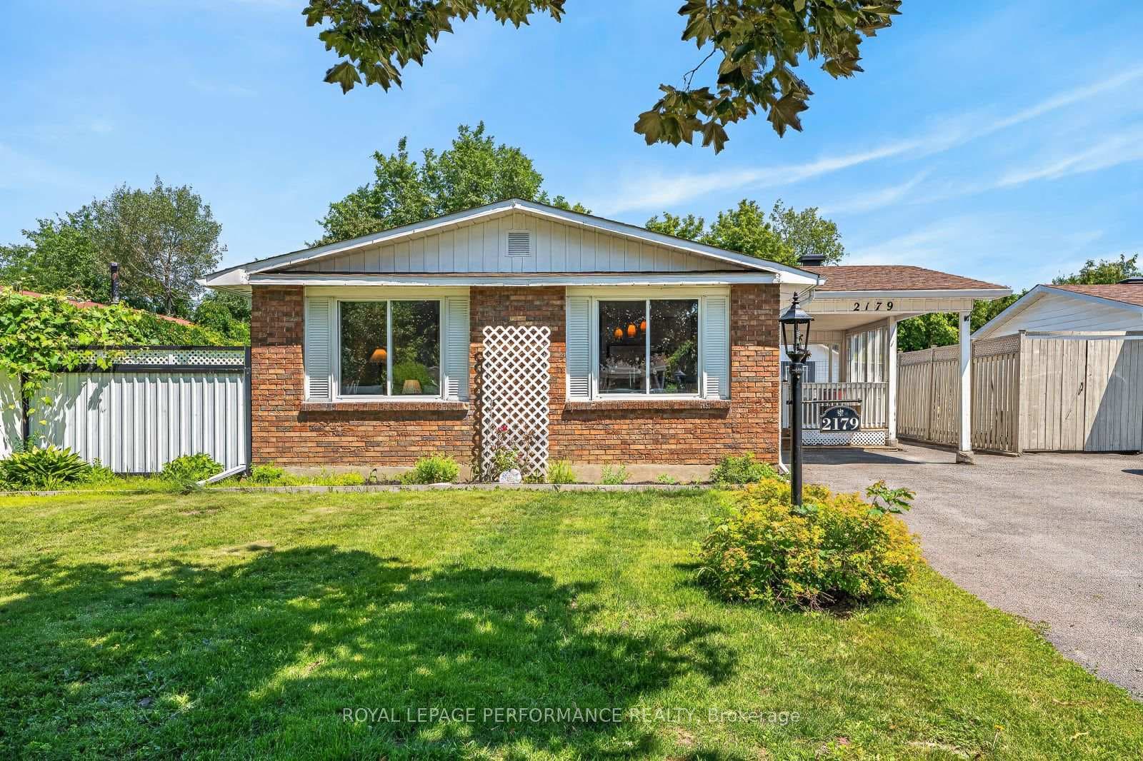 2179 Erinbrook Crescent photo 1