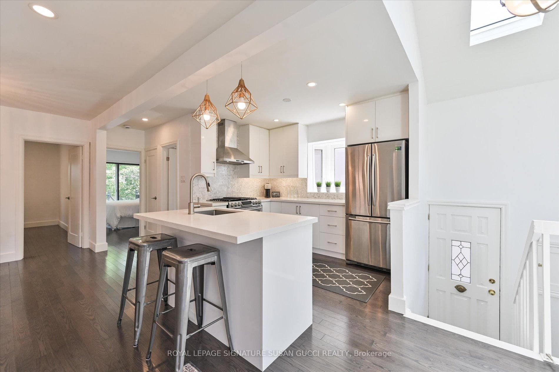 Convenient breakfast bar in kitchen