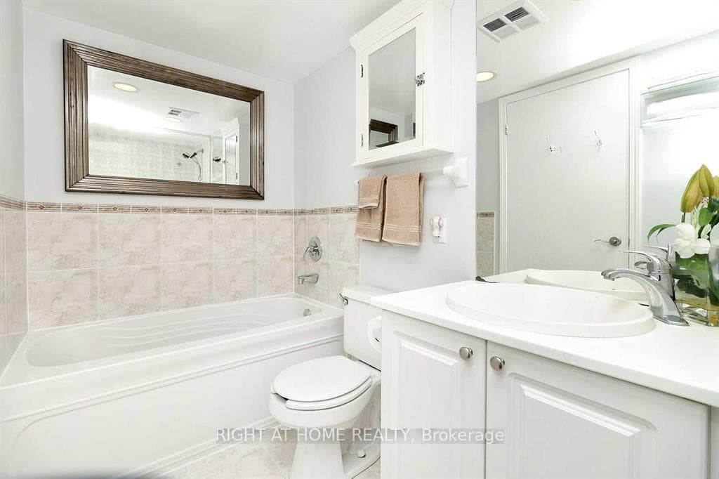 410 Queens Quay Unit 910 photo 13