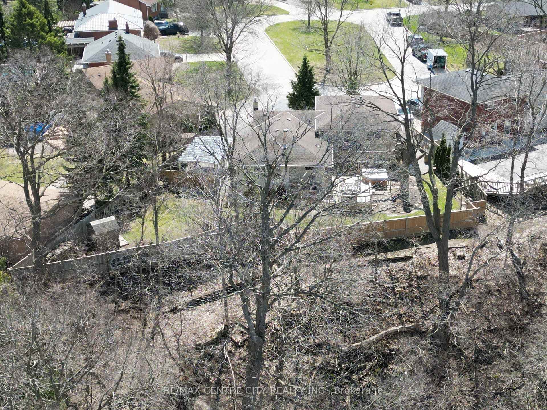 507 Regal Court photo 31
