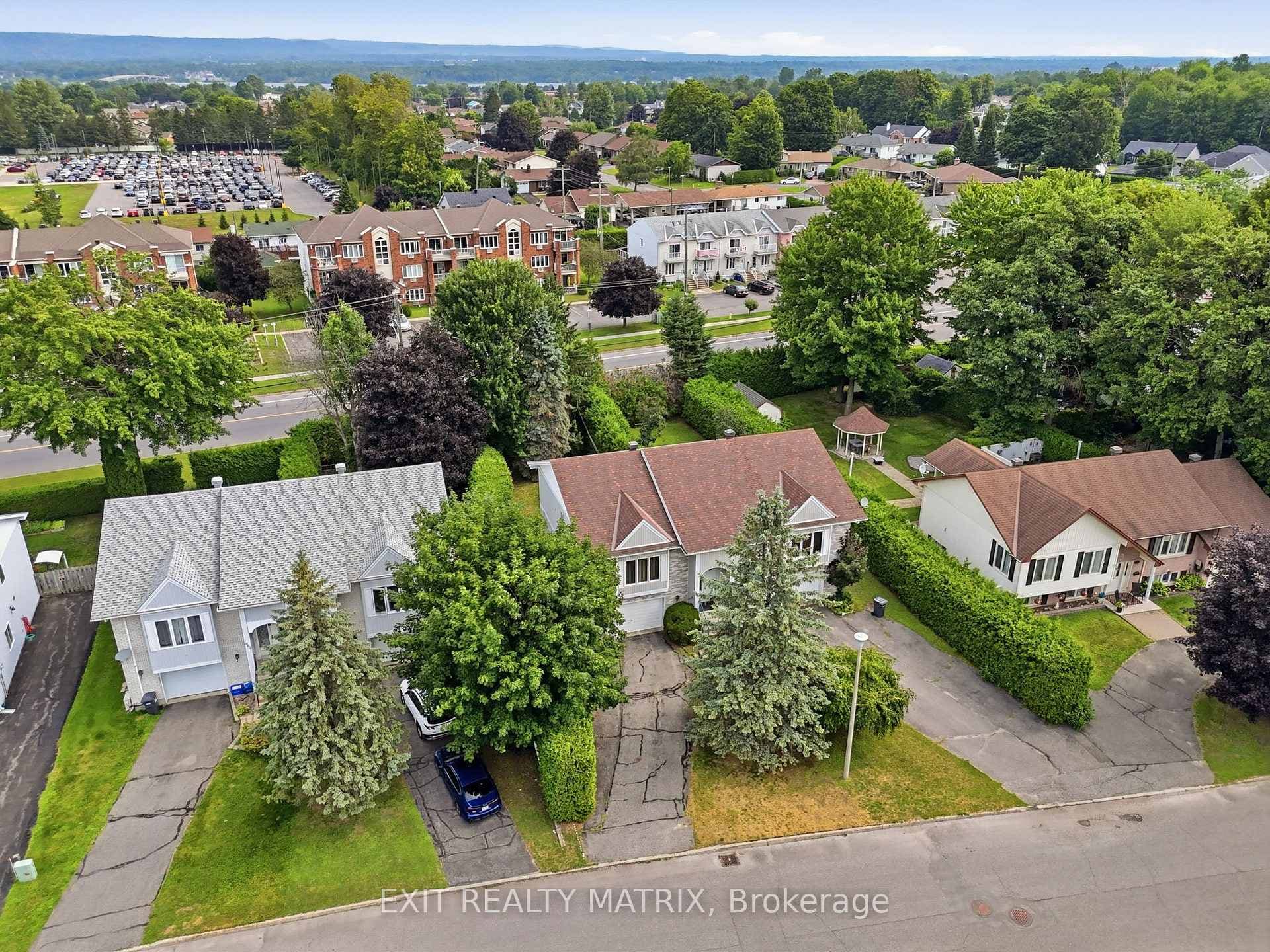 671 Berthiaume Street photo 29