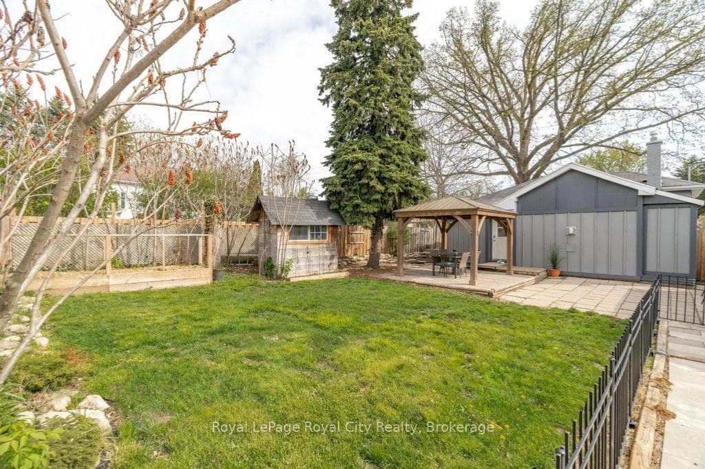 554 Woolwich Street photo 33