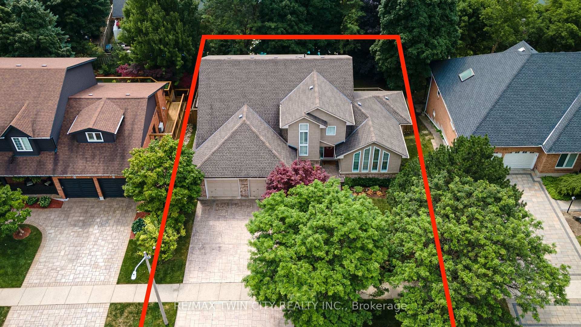 573 Paradise Crescent photo 1
