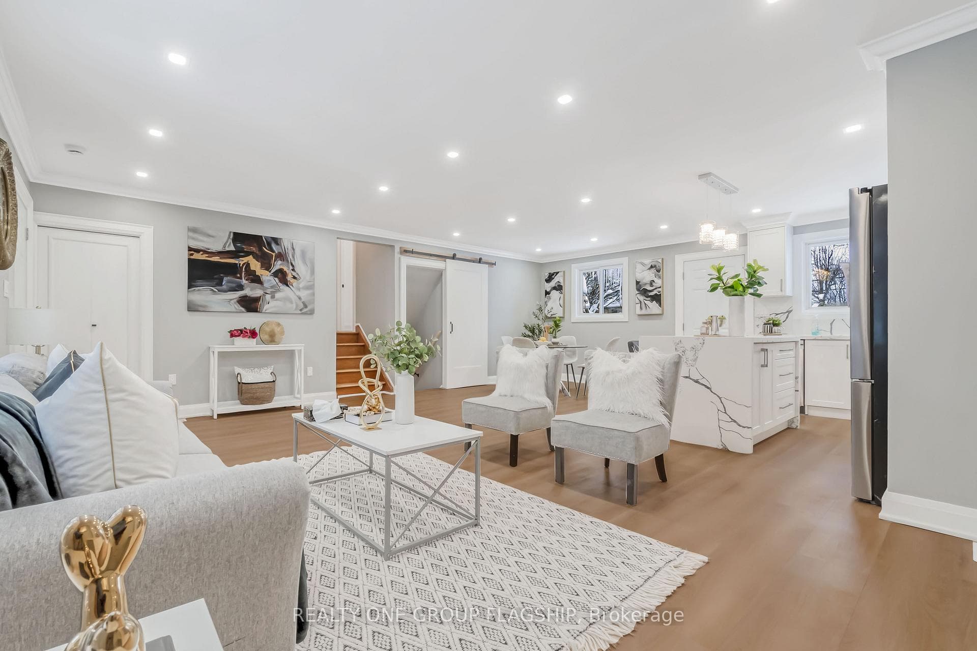 472 Three Valleys Crescent photo 7