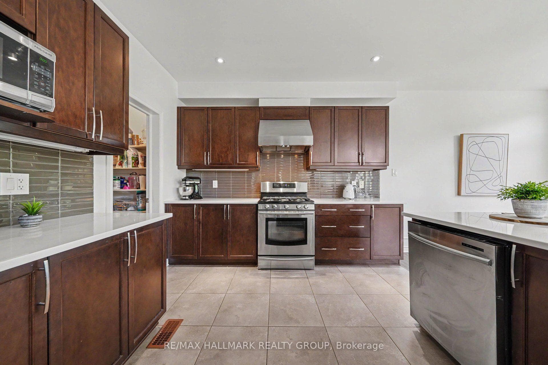 938 Wildcarrot Crescent photo 11