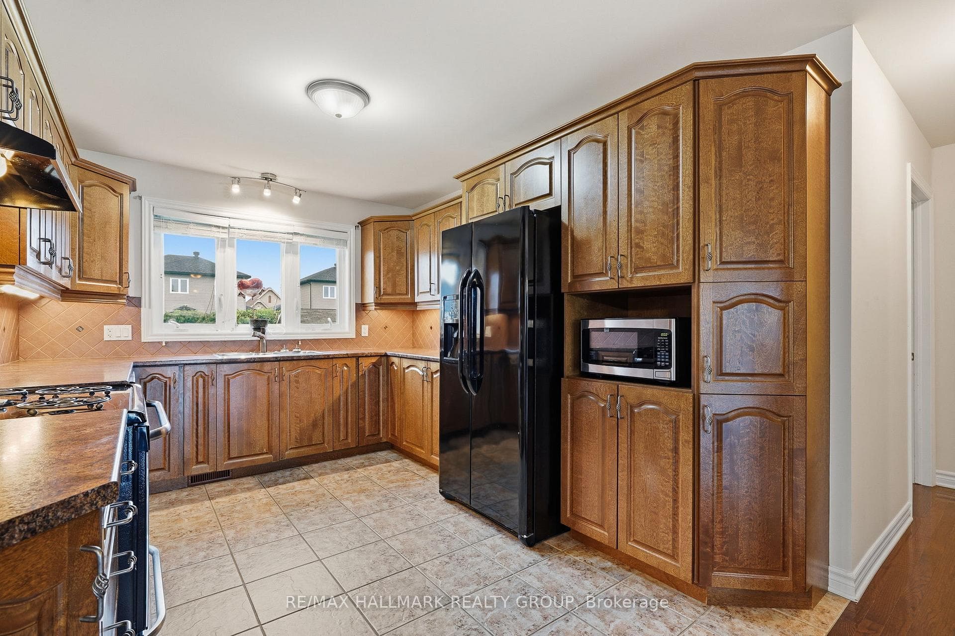 127 CASTEL Street photo 14
