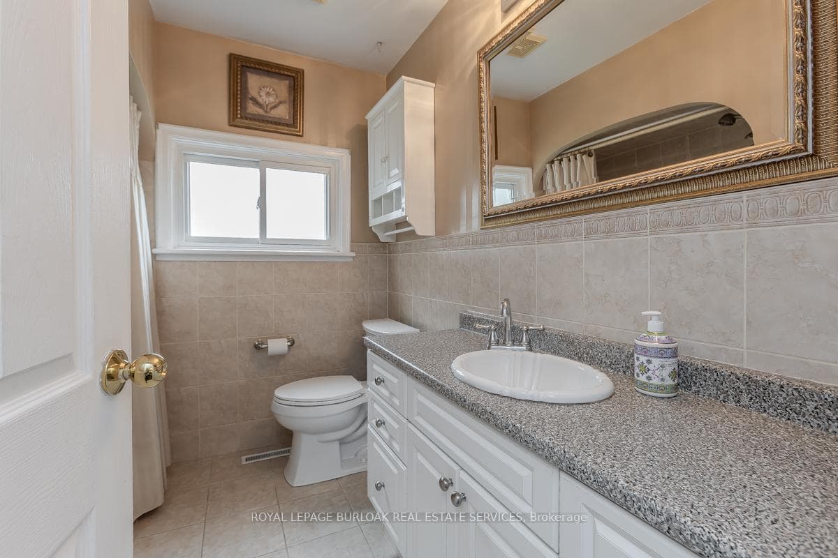 1092 Marley Crescent photo 34