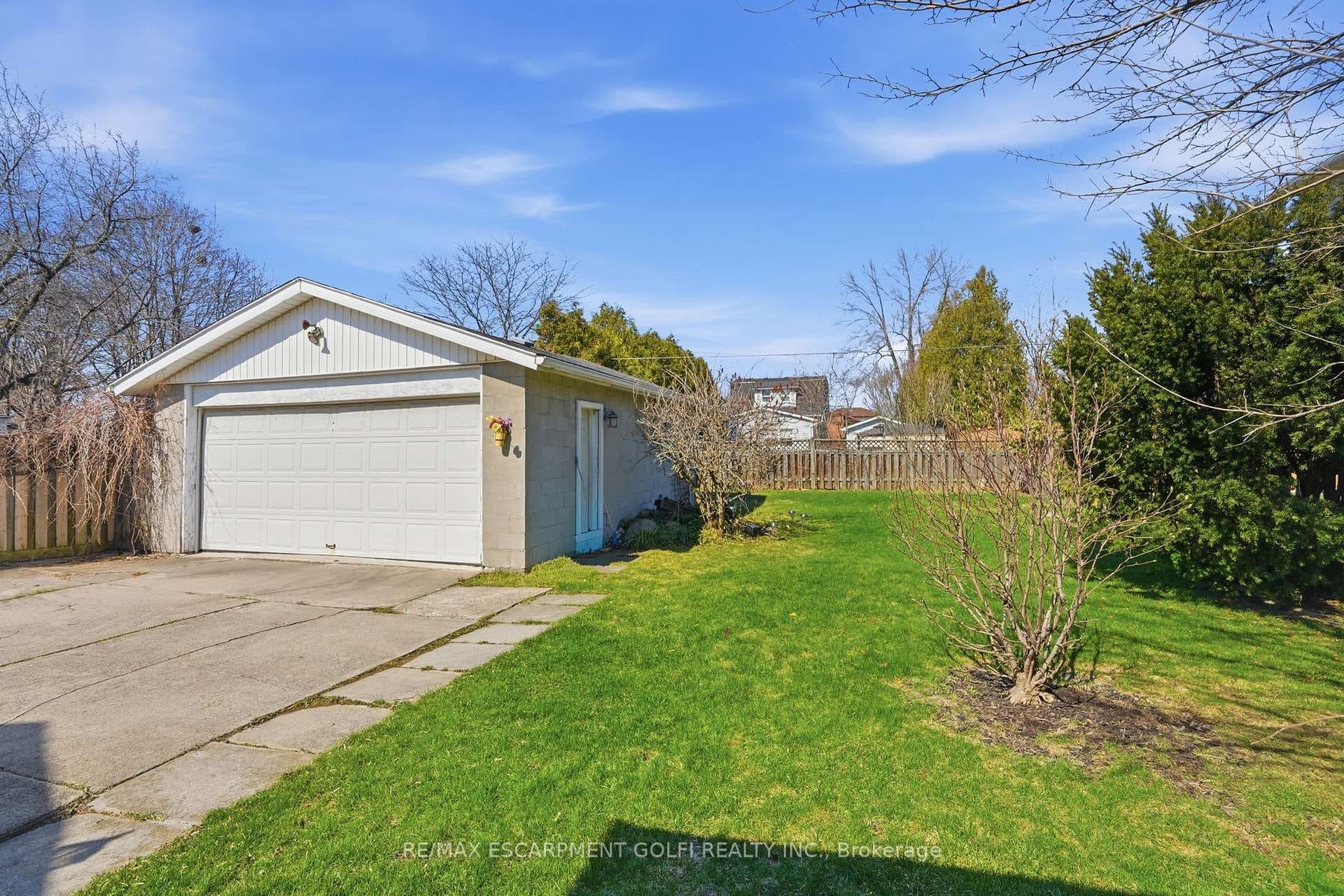 848 UPPER WELLINGTON Street photo 40