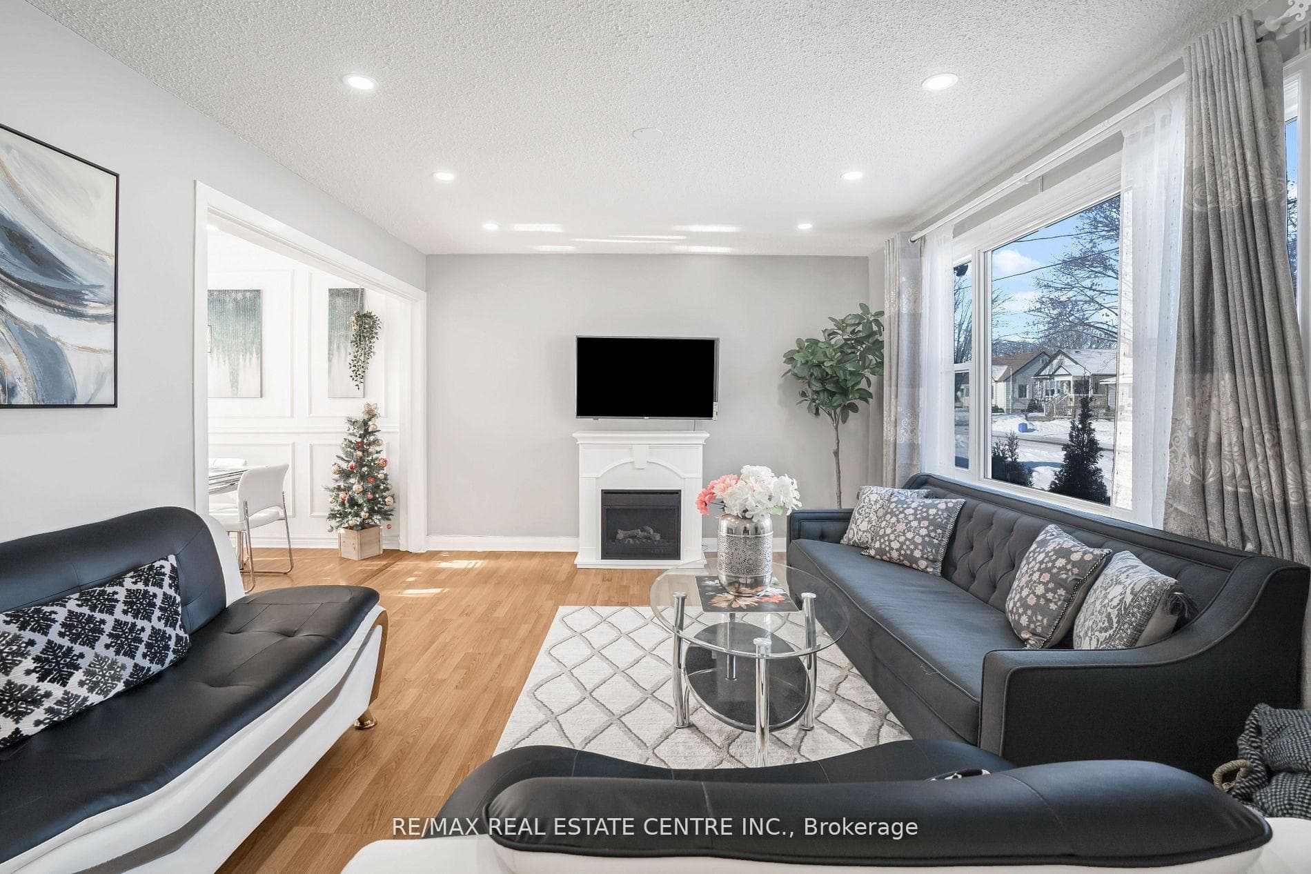 401 Elgin St Street photo 8