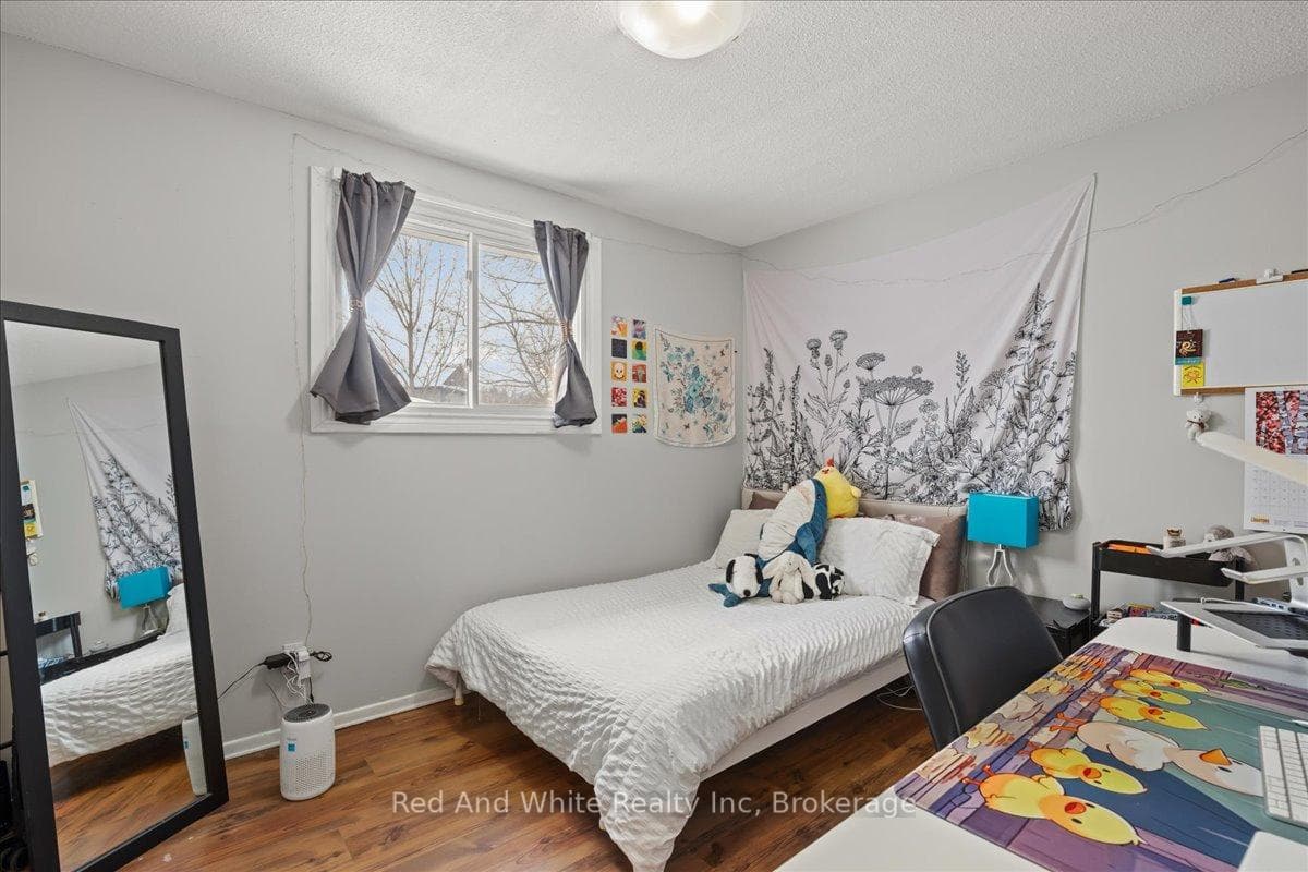 400 Midwood Crescent photo 11